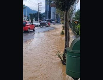 Rompimento na rede de água no bairro Czerniewicz em Jaraguá do Sul