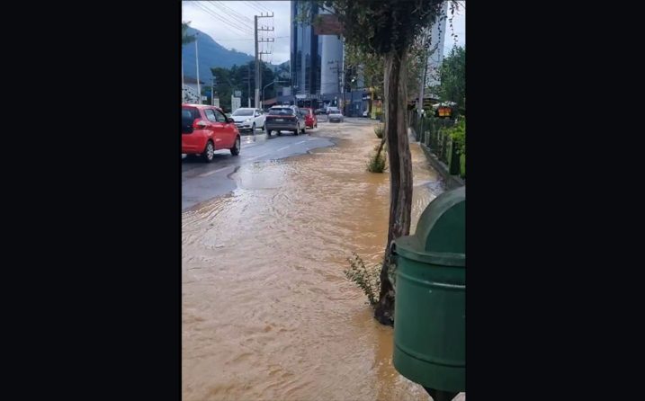 Rompimento na rede de água no bairro Czerniewicz em Jaraguá do Sul