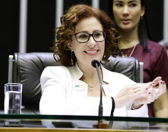 Deputada Federal Carla Zambelli tem mandato cassado por divulgar fake news