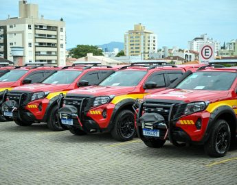 Corpo de Bombeiros Militar de SC recebe 15 novas caminhonetes