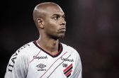 Futebol: Fernandinho se despede do Athletico-PR