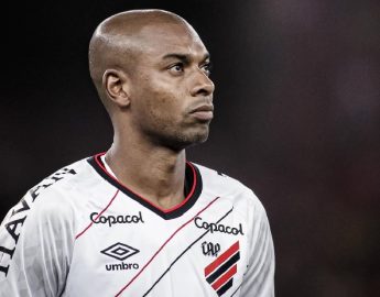 Futebol: Fernandinho se despede do Athletico-PR