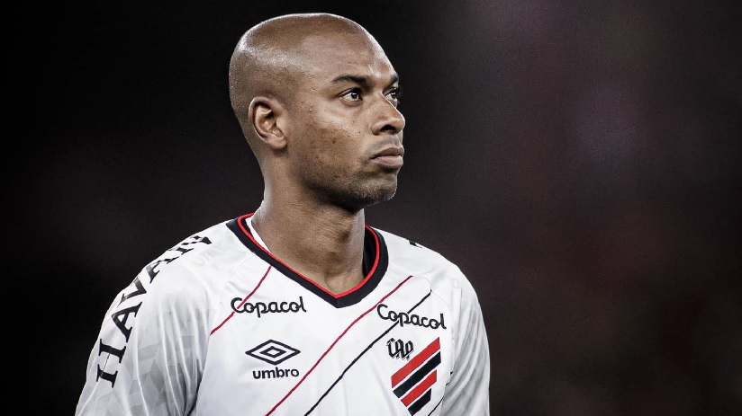 Futebol: Fernandinho se despede do Athletico-PR