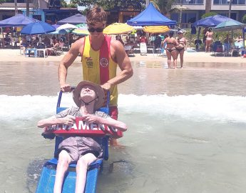 Praia Acessível: idoso realiza o sonho de tomar banho de mar por meio do projeto