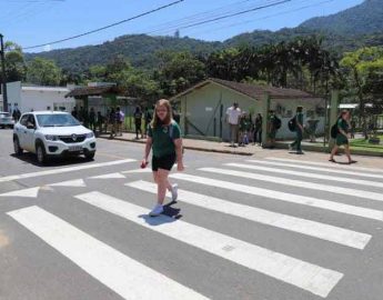 Diretoria de Trânsito refaz sinalização próximo das escolas e creches