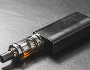 Uso de vapes, que cresceu 600% no Brasil, pode comprometer implantes dentários