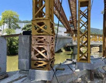 Vigas da nova ponte sobre o rio Jaraguá já estão sendo lançadas