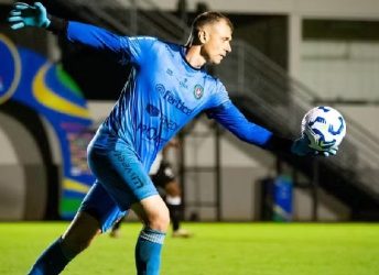 Futebol: Conheça Villa, goleiro que emocionou ao falar sobre filho que torceu para adversário