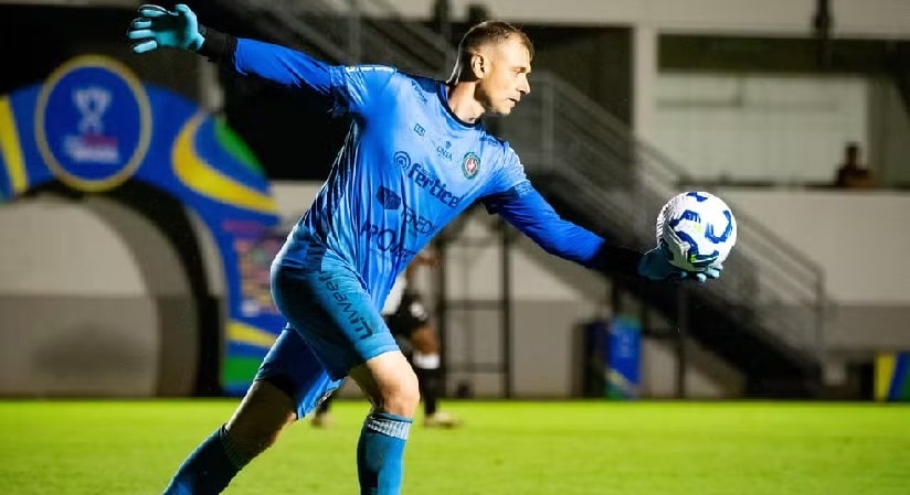 Futebol: Conheça Villa, goleiro que emocionou ao falar sobre filho que torceu para adversário