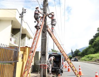 Jaraguá do Sul retira mais de 23 toneladas de cabos irregulares dos postes