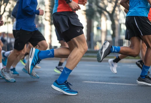 Meia Azul em corrida 