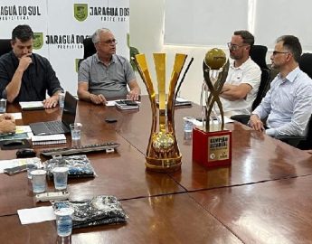 Futsal: Jaraguá entrega relatório de 2024 ao prefeito Jair Franzner