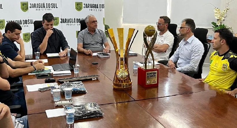 Futsal: Jaraguá entrega relatório de 2024 ao prefeito Jair Franzner