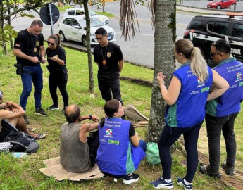 Serviço Social e PC realizam abordagens em pessoas em situação de rua