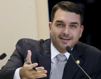 Flávio Bolsonaro aciona TCU contra Lula 