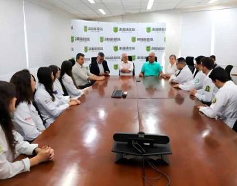 Médicos residentes vinculados ao sistema municipal são recebidos em gabinete