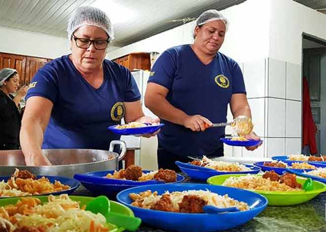 Professores e servidores podem agora consumir a merenda escolar