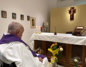 Divulgada primeira foto do Papa Francisco desde que foi internado