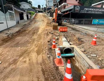 Prefeitura recupera rua central danificada pelas chuvas torrenciais