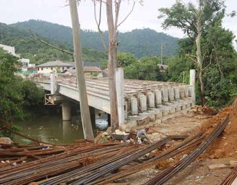 Vigas da nova ponte sobre o Rio Jaraguá já foram lançadas