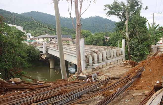 Vigas da nova ponte sobre