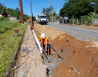 Reforço da rede de água: obra vai trazer melhorias para três bairros