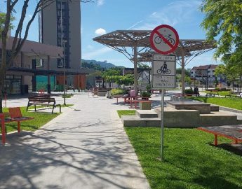 Proibido andar embarcado em bicicleta na praça central