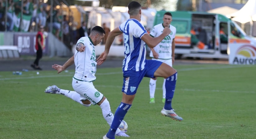 Futebol: Chapecoense e Avaí empatam na partida de ida da final do estadual